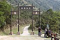 Paifang aus Holz am Lantau-Peak in Hongkong