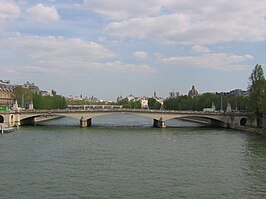 Gezicht stroomopwaarts van de Pont du Carrousel. Het Louvre bevindt zich ter linkerzijde