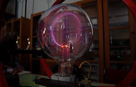 En stråle af elektroner afbøjes i en cirkel af et magnetfelt