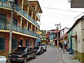 Parkende Autos am Straßenrand in Flores, Guatemala