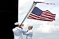 アメリカ海軍の長旗の掲揚（上）。