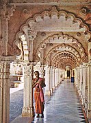 Officiante di un tempio giainista abbigliato con dhoti (Ahmedabad, India, 1913)