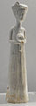Estatuilla cubierta de blanco que representa a una mujer que lleva un frasco, Dinastía Sui, (581-618)