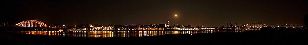 Zicht op Nijmegen bij nacht vanaf Lent op de Veerdam