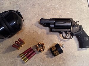 Smith & Wesson Governor, з пристроєм швидкого заряджання, з набоями .45 Colt, обоймою швидкого заряджання з набоями .45 ACP та шість дробових набоїв Federal 2+1/2-дюйми "000", а також навушники для захисту органів слуху