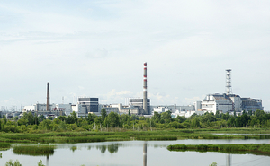 Das Kernkraftwerk Tschernobyl vom Prypjat aus gesehen (2009)