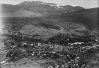 Vue aérienne de Bex en 1952 avec la colline Le Montet derrière le village.