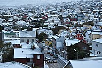 Zicht op centraal Tórshavn (kijkend in Bøkjarabrekka-straat, gezien vanaf het Koningsmonument (Kongaminni)).