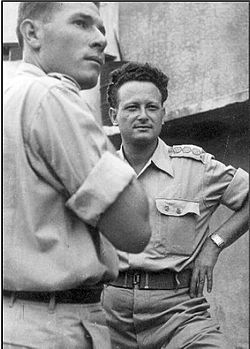 משה קֶלמן (משמאל) ויגאל אלון (1948)