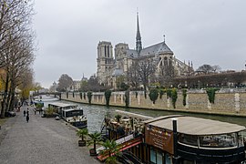 Katedral Notre-Dame, yang berada di Île de la Cité