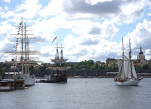 Tre klassiska segelfartyg på Saltsjön, från vänster af Chapman, Ostindiefararen Götheborg och Falken, juni 2010