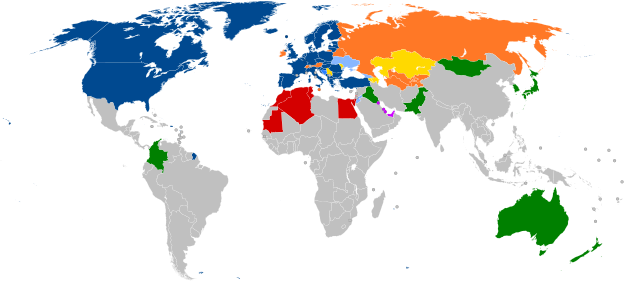 Mapa mundial con países en azul, cian, naranja, amarillo, púrpura y verde, basado en su afiliación a la OTAN.