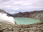 Kawah Ijen yanardağının kazanının sülfürik gölü, Endonezya