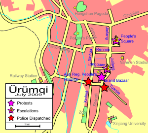 Bản đồ đường phố của Ürümqi, hiển thị nơi các cuộc biểu tình đã xảy ra và leo thang, và nơi cảnh sát được điều động. Các cuộc biểu tình xảy ra tại Grand Bazaar ở trung tâm của bản đồ, tại Quảng trường Nhân dân ở phía đông bắc, và tại giao lộ của Đường Longquan và Jiefang ở giữa; các cuộc biểu tình leo thang tại hai địa điểm sau đó. Cảnh sát sau đó đã được điều động đến hai địa điểm ở phía nam của Grand Bazaar