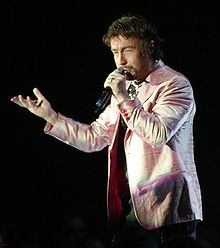 Paul Rodgers při vystoupení se skupinou Queen v roce 2005.