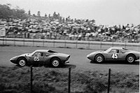 Der Porsche 904 (Nummer 65) von Joseph Siffert und Heinz Schiller beim 1000-km-Rennen auf dem Nürburgring 1964