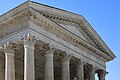 Zahnschnittfriese am Giebeldreieck des römischen Maison Carrée in Nîmes