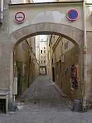 Porte d'entrée de l'impasse de l'Hôtel-d'Argenson avec ses bornes de protection (2012).