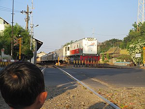 Kereta api Sri Tanjung yang dihela CC 201 92 18 saat meninggalkan Stasiun Madiun, 2015