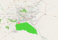 Mapa konturowa Nairobi, blisko centrum na lewo znajduje się punkt z opisem „Uniwersytet Strathmore”