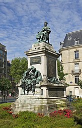 同広場, アレクサンドル・デュマ・ペールの像 (Gustave Doré, Monument à Alexandre Dumas père, 1883.)