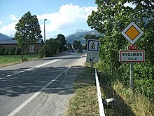 La route nationale 94 à l'entrée d'Eygliers-Gare, panneau d'entrée d'agglomération et du prochain camping
