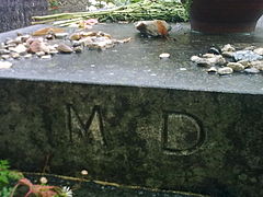 Pierre tombale de Marguerite Duras sur laquelle sont gravées ses initiales (cimetière du Montparnasse, 2009).