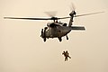 Pararescuemen hélitreuillés à bord d'un HH-60G en Irak.