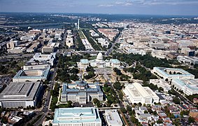 Dîtina ji jor ve (li rojava dinêre) ku Capitol Hill û Mala Neteweyî ya li Washington, DC. Avahiyên hukûmetê yên li pêş têne dîtin.