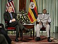 Da George Busch zamm min nein altn Presidentn Yoweri Museveni um 2003 i Entebbe.