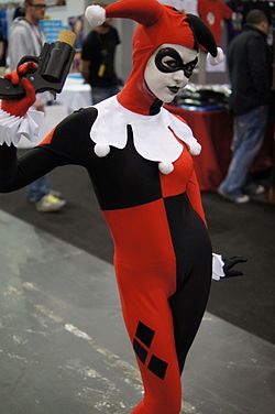 Egy rajongó Harley Quinn kosztümben