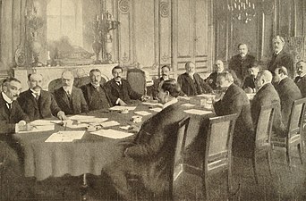 Ministère Aristide Briand en 1910. Stephen Pichon à gauche de Briand.