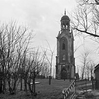 Toren in 1969 in zwaar vervallen staat. Op de achtergrond is het vroegere baarhuisje te zien, dat later werd afgebroken.