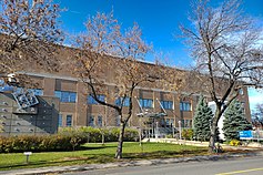 Le 2275 rue Holt à Montréal abrite le centre de conservation de Bibliothèques et Archives nationales du Québec ainsi que le siège de la société d'État.