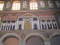 Un mosaic trobat a la capella del segle VI de la Basílica de Sant Apol·linar el Nou a Ravenna, Itàlia representa una loggia.