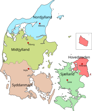 Till vänster: Danmarks regioner. Notera att placeringen av Bornholm på kartan (längst till höger) inte motsvarar dess placering i verkligheten. Till höger: Danmarks kommuner. Notera att placeringen av Bornholm på kartan (längst uppe till höger) inte motsvarar dess placering i verkligheten.