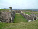 Befästningar vid Fort George i Skottland, byggt i mitten av 1700-talet med torr vallgrav och hörntorn, "pepperpots", för bevakning.