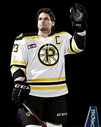 Trent Whitfield v dresu Providence Bruins.