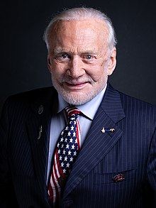 Aldrin tahun 2019. Ia mengenakan pin astronaut NASA.