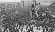 立太子を祝賀し、宮城前広場に集う市民