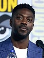 David Ajala interpreta Burton.