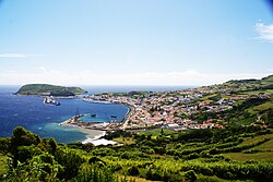 Mesto Horta in zaliv Horta, kot je razvidno iz Espalamaca, ki prikazuje marino, staro pristanišče in vulkanska stožca Monte Escuro in Monte da Guia