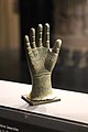 Ex-voto anatomique en forme de main, portant une inscription de remerciement en grec. Découverte au Liban (musée du Louvre).