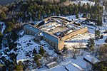 Rindö redutt, vid Vaxholm, byggdes 1858-1863 och var först i Sverige med utstickande kaponjärer för bestrykande eldgivning.