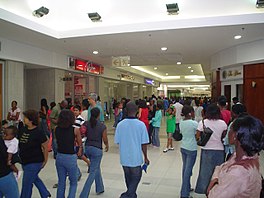 Nigérians faisant du shopping dans un centre commercial à Lagos