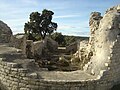 Ruines de la chapelle romane de Saint-Jean de Rouzigue, datant probablement du début du XIe siècle. Elle était appelée au début chapelle Saint-Jean de Todon. Elle est à environ 255m d'altitude sur le plateau de Lacau, non loin du Camp de César.