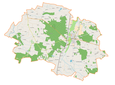 Mapa konturowa gminy Poddębice, blisko centrum na prawo znajduje się punkt z opisem „Poddębice”