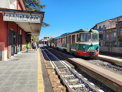 stazione di Randazzo, con le automotrici FCE ADe 13 e ADe 18, 14 ottobre 2023.