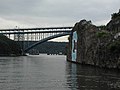 Le C Rock avec au second plan le Henry Hudson Bridge et le Spuyten Duyvil Bridge, au loin.