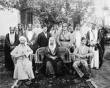 مع إخوانه الملك عبد الله ملك الأردن والملك علي ملك الحجاز السابق